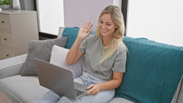 Usmívající Blondýnka Ležérně Video Chatování Notebooku Útulného Obývacího Pokoje Gauč — Stock video