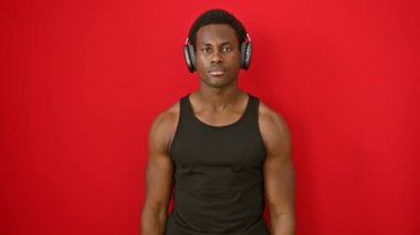 Şok olmuş genç Afro-Amerikan bir adam, kırmızı portresi, elleri bir sır için ağzını kapatıyor. Gözlerindeki sessiz korku, şaşkınlık içinde, müzik dinlerken, kendi hatasından korkarak..