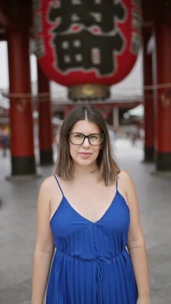 Glimlachende Vreugdevolle Mooie Spaanse Vrouw Met Een Bril Die Vol — Stockvideo