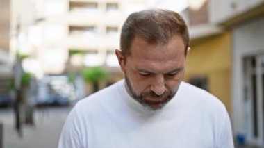 Gülümseyen orta yaşlı bir adamın portresi.