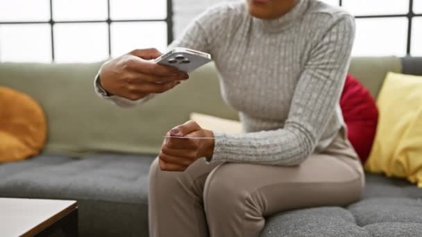 Kobieta Fotografuje Swoją Kartę Kredytową Domu Smartfonem Pokazując Bezpieczeństwo Tożsamości — Wideo stockowe