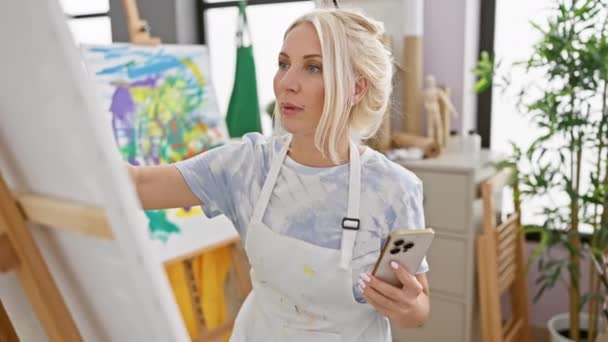 Zaabsorbowany Kreatywnością Młoda Blond Artystka Koncentruje Się Rysowaniu Pomocą Smartfona — Wideo stockowe