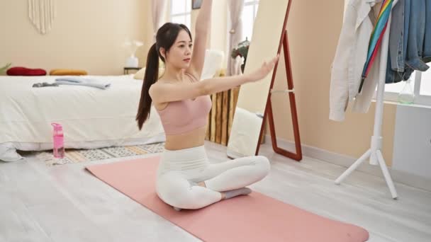 Ung Asiatisk Kvinna Utövar Yoga Rosa Matta Sitt Ljusa Mysiga — Stockvideo