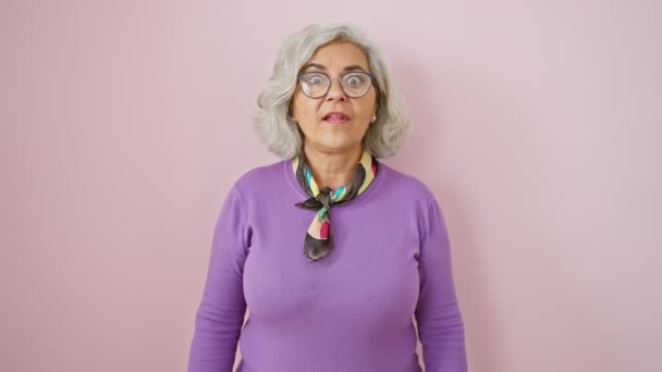 Ausgeguckt Grauhaarige Frau Mittleren Alters Brille Und Alles Zeigt Überraschenderweise — Stockvideo