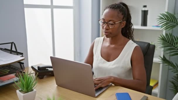 Μια Επαγγελματίας Αφροαμερικάνα Που Εργάζεται Ένα Φορητό Υπολογιστή Ένα Σύγχρονο — Αρχείο Βίντεο