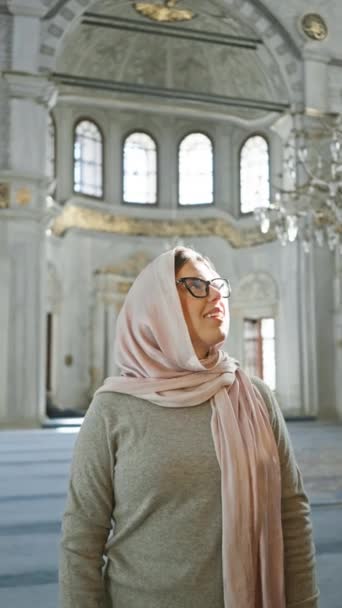 Mulher Sorridente Com Hijab Dentro Mesquita Histórica Istanbul — Vídeo de Stock