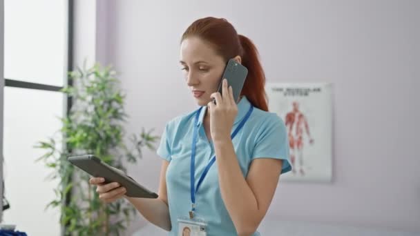 一位专注的高加索女性医疗专业人员 一边用智能手机讨论病人护理问题 一边检查诊所的平板电脑 完成了多项任务 — 图库视频影像