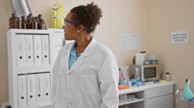 Rehabilitasyon kliniğinde kendine güveni tam, neşeli, Afro-Amerikan kadın bilim adamı.