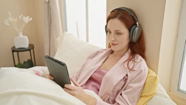 Eine Junge Frau Entspannt Mit Kopfhörer Und Tablet Einem Gemütlichen — Stockvideo