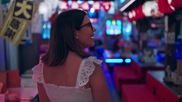 Krásná Hispánka Brýlích Vydává Neformální Procházku Dívá Své Okolí Jak — Stock video