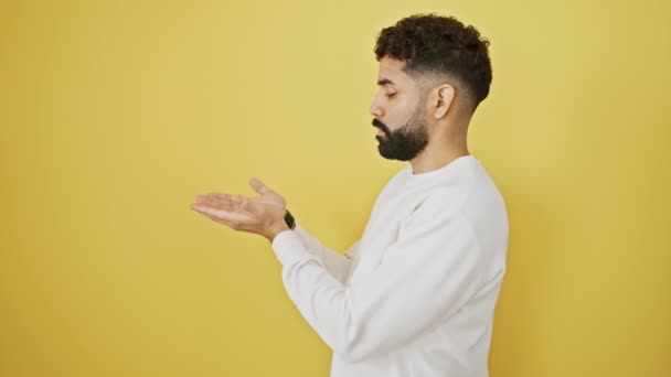 Podekscytowany Młodzieniec Stoi Otwartymi Rękami Wskazując Świecącą Przestrzeń Reklamową Żółtym — Wideo stockowe