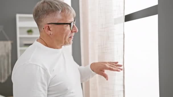 Yakışıklı Orta Yaşlı Gri Saçlı Bir Adam Yatak Odasında Kendine — Stok video