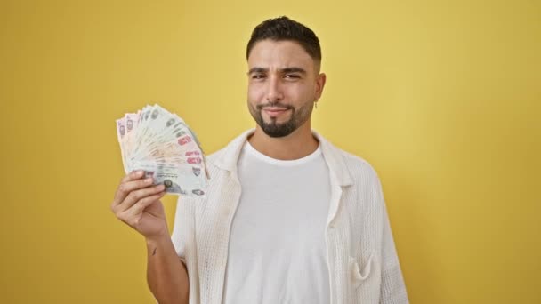 Meglepett Fiatal Arab Férfi Felfedi Válasz Vidáman Mutatva Uae Bankjegyek — Stock videók