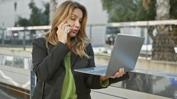 Uma Mulher Profissional Multitarefa Com Laptop Conversa Por Telefone Uma — Vídeo de Stock
