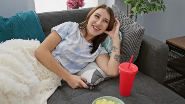 여성은 스마트 소파에 라운지 집에서 시간을 즐기는 휴식과 편안함을 — 비디오