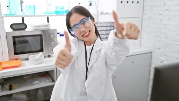 Радостная Молодая Китаянка Ученая Лаборатории Подает Большой Палец Вверх Улыбаясь — стоковое видео