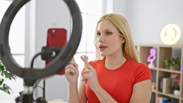 Mulher Loira Aplicando Maquiagem Durante Gravação Tutorial Estúdio Brilhante Com — Vídeo de Stock