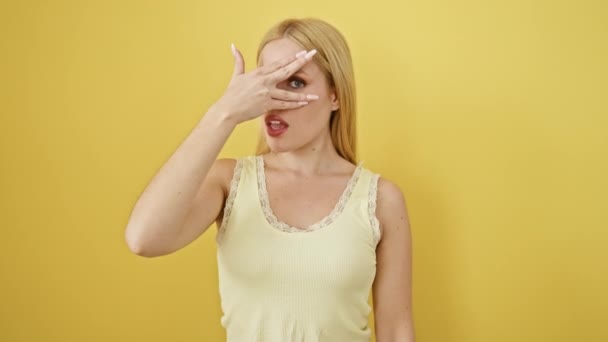 Mujer Joven Tímida Pero Impresionante Asomándose Través Cubierta Mano Ojos — Vídeos de Stock