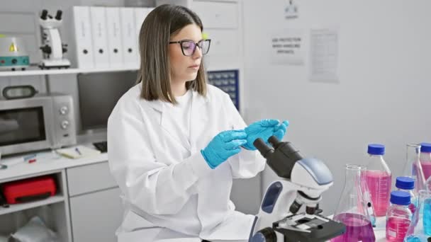 Młoda Latynoska Naukowiec Analizująca Próbki Laboratorium Mikroskopem Chemikaliami — Wideo stockowe