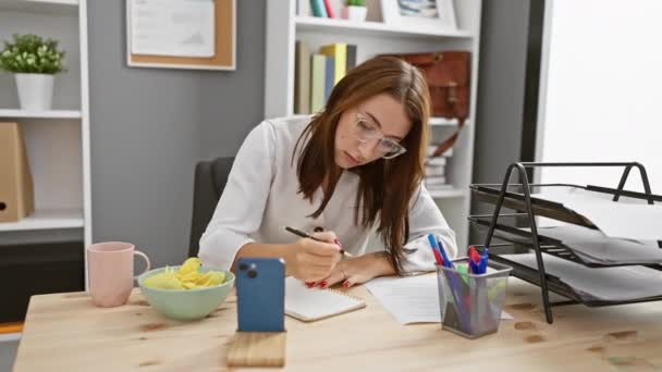 Uma Mulher Focada Trabalha Sua Mesa Dentro Casa Escrevendo Notas — Vídeo de Stock