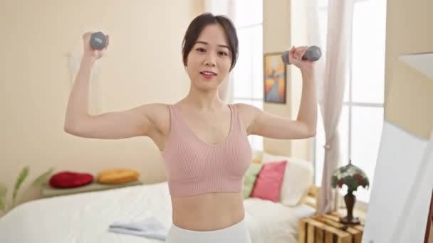 Femme Asiatique Faisant Exercice Avec Des Haltères Dans Une Chambre — Video