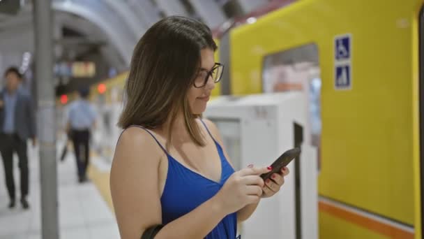 Wesoła Ubrana Okulary Latynoska Kobieta Zanurzona Uśmiechniętej Podróży Telefonicznej Absorbująca — Wideo stockowe