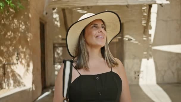 Усміхнена Жінка Сонячному Світлі Досліджує Традиційний Сук Дабаї Втілюючи Туризм — стокове відео