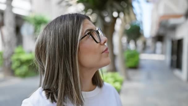 Sebevědomá Hispánka Brýlemi Usmívá Městském Venkovním Prostředí Odráží Pozitivitu Ležérní — Stock video