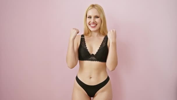 Spännande Ung Blond Kvinna Bär Sensuella Underkläder Firar Seger Med — Stockvideo