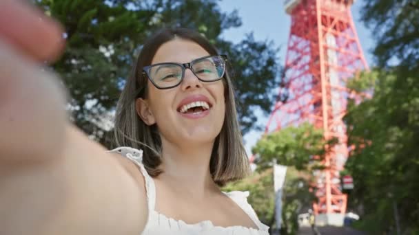 Piękna Latynoska Kobieta Okularach Fale Szczęśliwie Przed Kamerą Podczas Rozmowy — Wideo stockowe