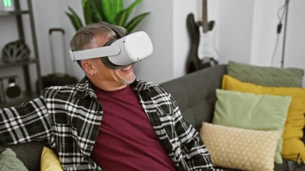Man Van Middelbare Leeftijd Glimlachend Virtuele Realiteit Ervarend Een Gezellige — Stockvideo