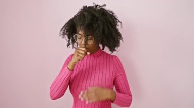 Gözlüklü, kötü öksüren Afrikalı Amerikalı kadın, soğuk algınlığı veya bronşit sağlık hizmetleri durumu.