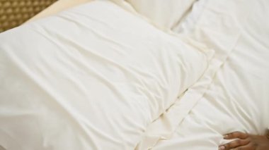 Huzurlu bir kadın, beyaz bir yatak odasında huzur içinde dinleniyor, rahatlık ve sükunet içinde..
