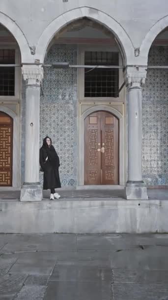 Женщина Черном Стоит Посреди Исторической Богатой Архитектуры Дворца Топкапы Истанбуле — стоковое видео