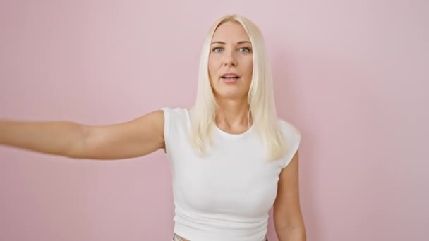 Fräcka Unga Blonda Kvinna Lekfullt Täcka Ögon Med Handen Står — Stockvideo
