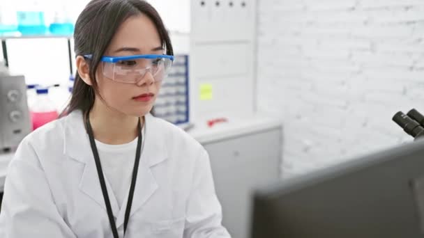 Jonge Serieus Gezicht Chinese Vrouw Wetenschapper Met Een Eenvoudige Natuurlijke — Stockvideo