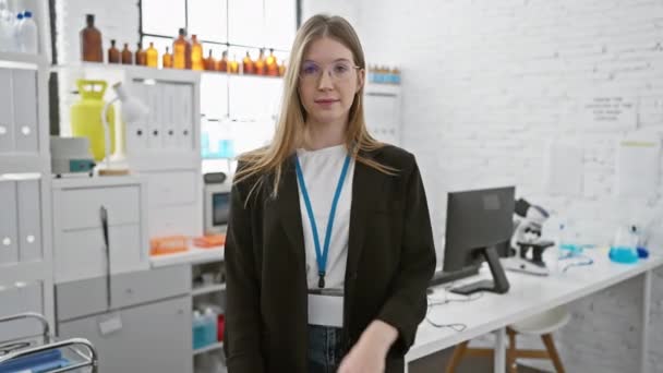 Mujer Segura Bata Laboratorio Pie Moderno Laboratorio Con Los Brazos — Vídeos de Stock