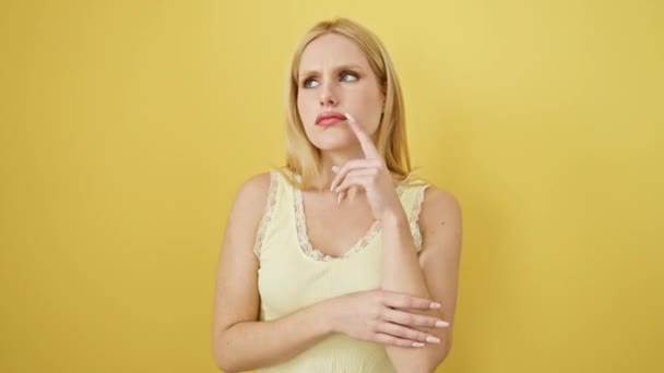 Thoughtful Young Blonde Woman Sleeveless Shirt Wondering Doubt Finger Chin — Stock Video