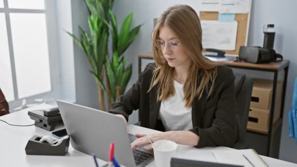 여성은 커피와 사무실에서 노트북에서 집중된 Demeanor — 비디오