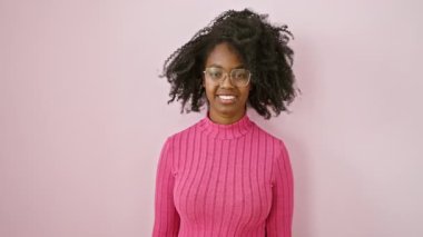 Tüh! Gözlüklü cahil Afrikalı Amerikalı kadın çok önemli bir detayı unuttu, hafıza hatası yine! Hayal kırıklığı içinde el pençe divan. Pembe izolasyon üzerine umutsuzluğun ortasında güzel bir portre