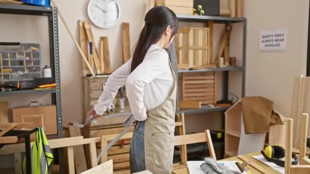 Mujer Asiática Taller Carpintería Poniéndose Delantal Trabajo Preparándose Para Actividad — Vídeos de Stock