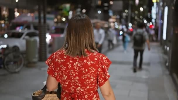 美丽的他惊慌失措的女人 戴着眼镜走远了 环视夜光闪耀的东京街道 散发出随意的魅力 — 图库视频影像