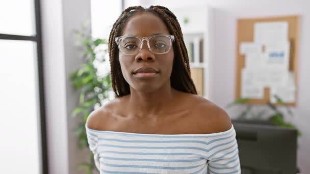 Femme Afro Américaine Confiante Avec Des Tresses Portant Des Lunettes — Video