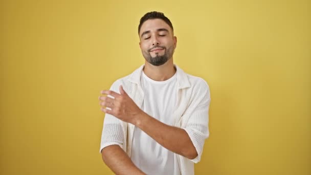 Fröhlicher Junger Arabischer Mann Der Sich Selbstliebe Umarmt Selbstbewusst Lächelt — Stockvideo