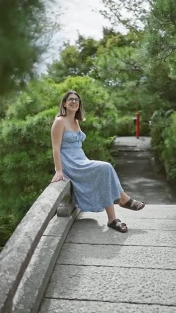 Krásná Mladá Hispánka Nosí Brýle Úsměvem Sedí Mostě Japonském Parku — Stock video