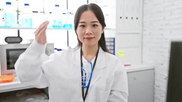 Χαρούμενη Νεαρή Κινέζα Επιστήμονας Πιάστηκε Απροετοίμαστη Μάτια Καλυμμένα Από Μια — Αρχείο Βίντεο
