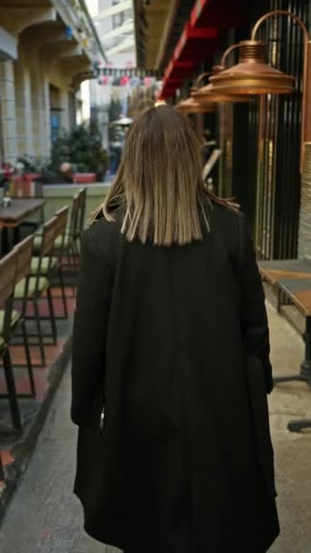 Una Donna Bruna Che Indossa Cappotto Nero Trova Una Strada — Video Stock
