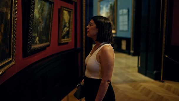 Junge Schöne Hispanische Frau Besucht Kunstgalerie Kunstmuseum Wien — Stockvideo