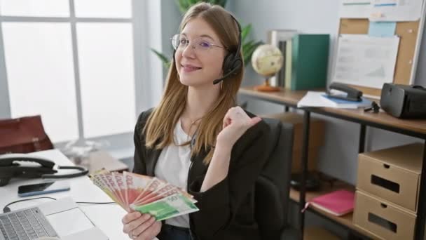 Blondýnka Kanceláři Drží Norskou Měnu Nosí Sluchátka Zobrazující Podnikatelské Prostředí — Stock video