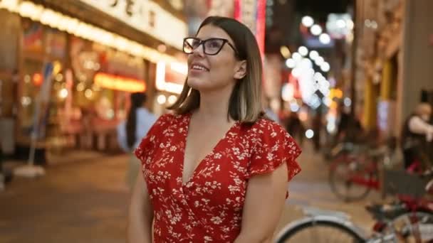 Neşeli Geceyi Yakalıyor Gözlüklü Güzel Spanyol Kadın Shinsekai Caddesinde Eğleniyor — Stok video